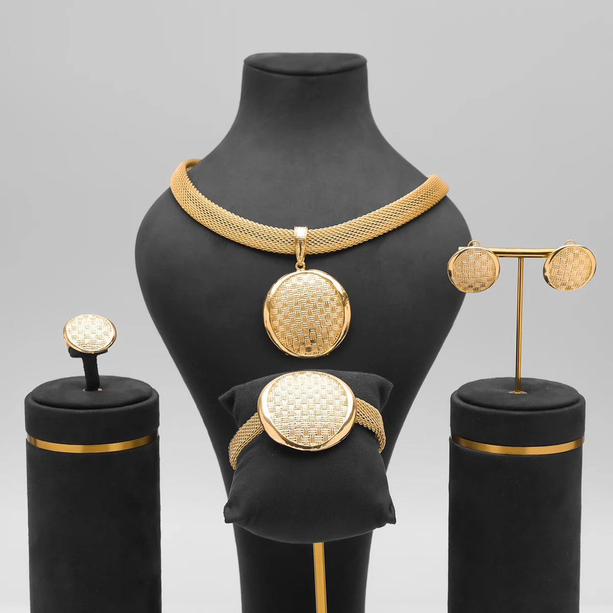 Bridal Indian Jewelry Set – Round Pendant Necklace with Earrings, Bracelet & Ring